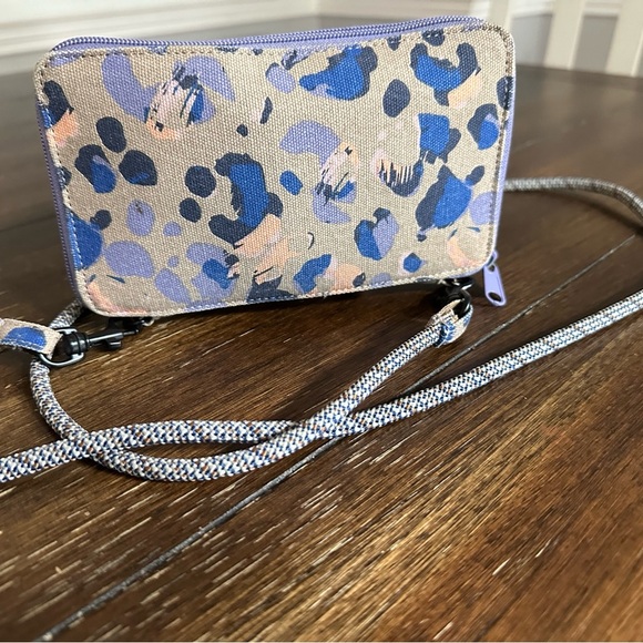 Kavu Go on time bi fold cross body wallet - Picture 5 of 11